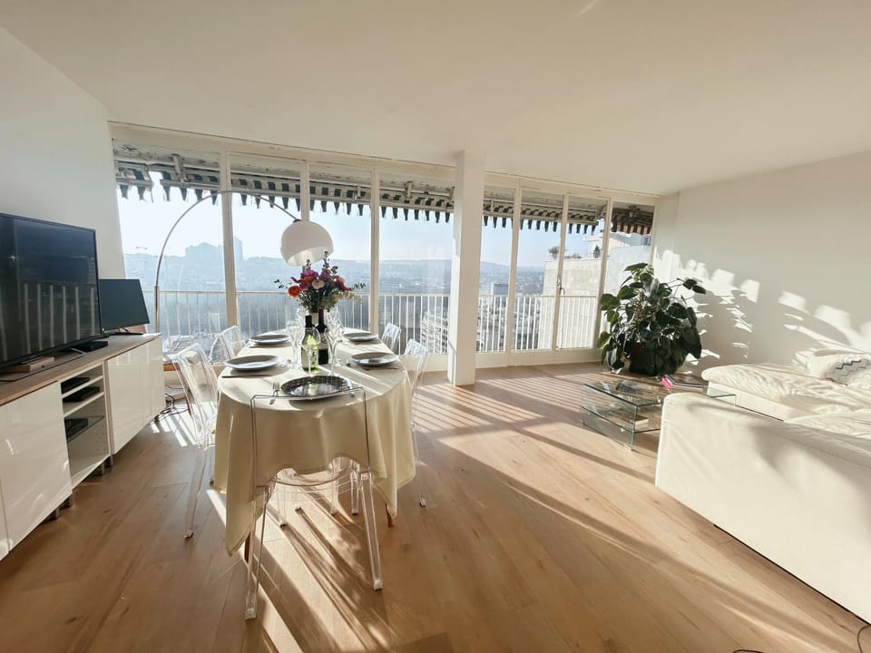 EIFFEL TOWER SEINE RIVER VIEW PARIS 88 square meters Apartment in Issy-les-Moulineaux