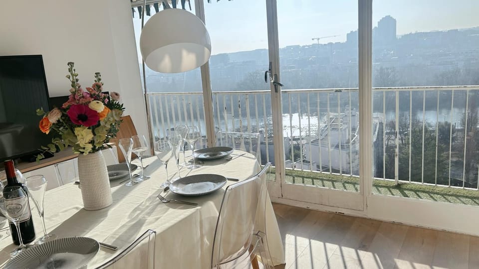 EIFFEL TOWER SEINE RIVER VIEW PARIS 88 square meters Apartment in Issy-les-Moulineaux
