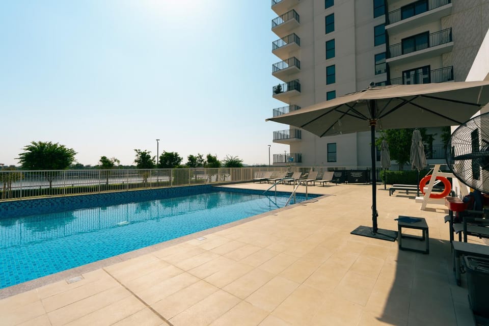 Property building, Swimming pool, sunbed
