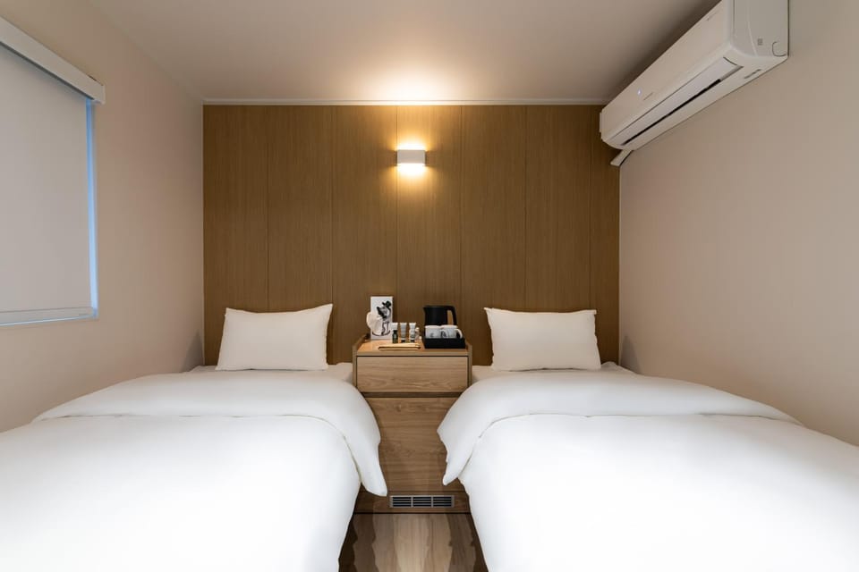 Bed, Bedroom, air conditioner