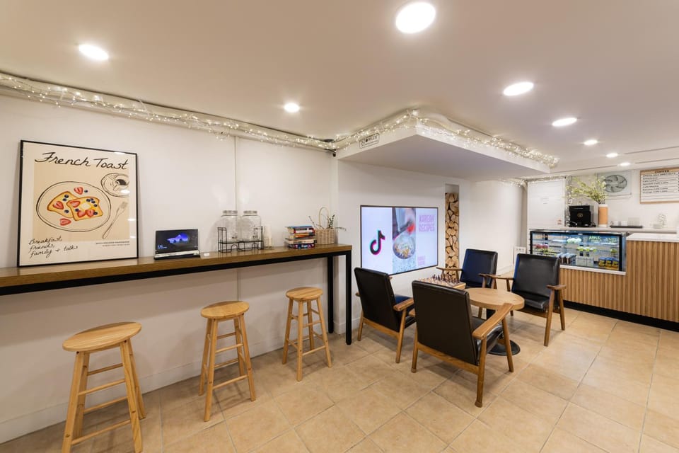 Seating area, Area and facilities
