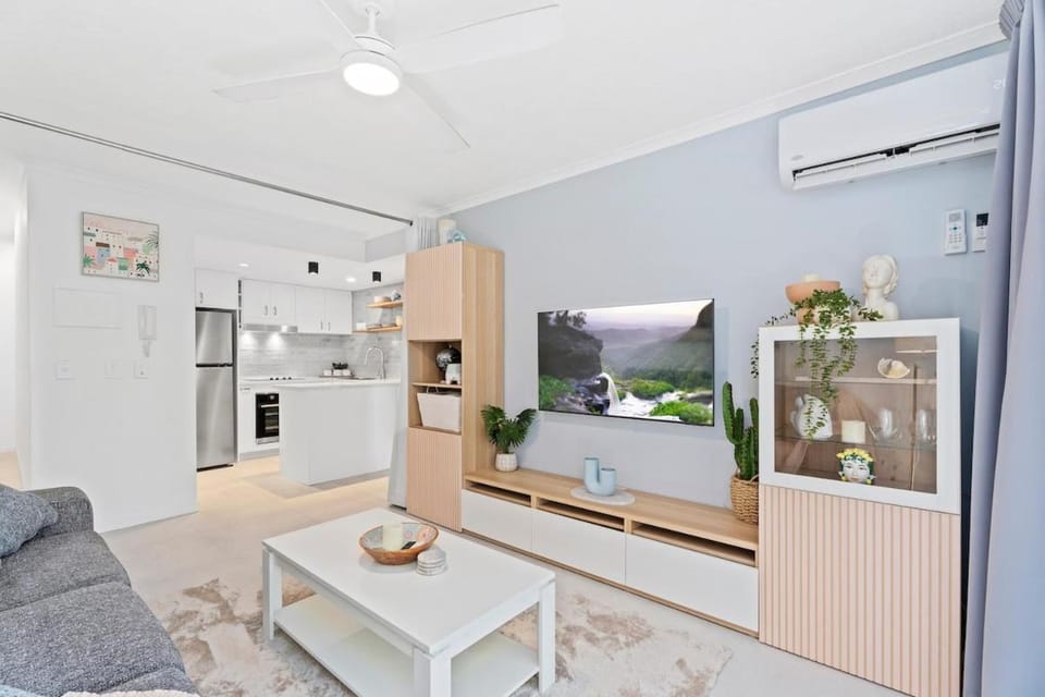 Coastline Escape Renovated Unit - King Bed - Quiet Area - Parking Included Apartment in Surfers Paradise