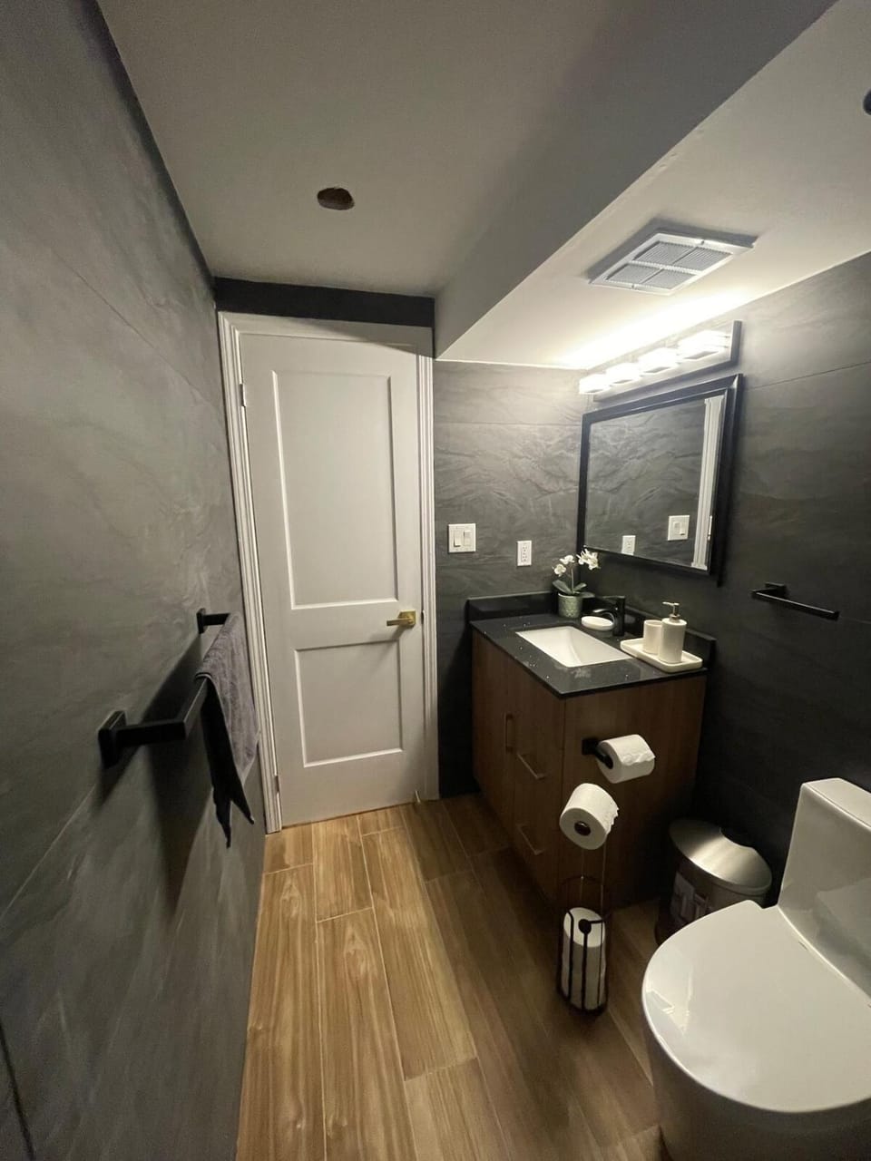 Stylish 2-Bedroom City Approved Basement Apartment Apartment in Milton