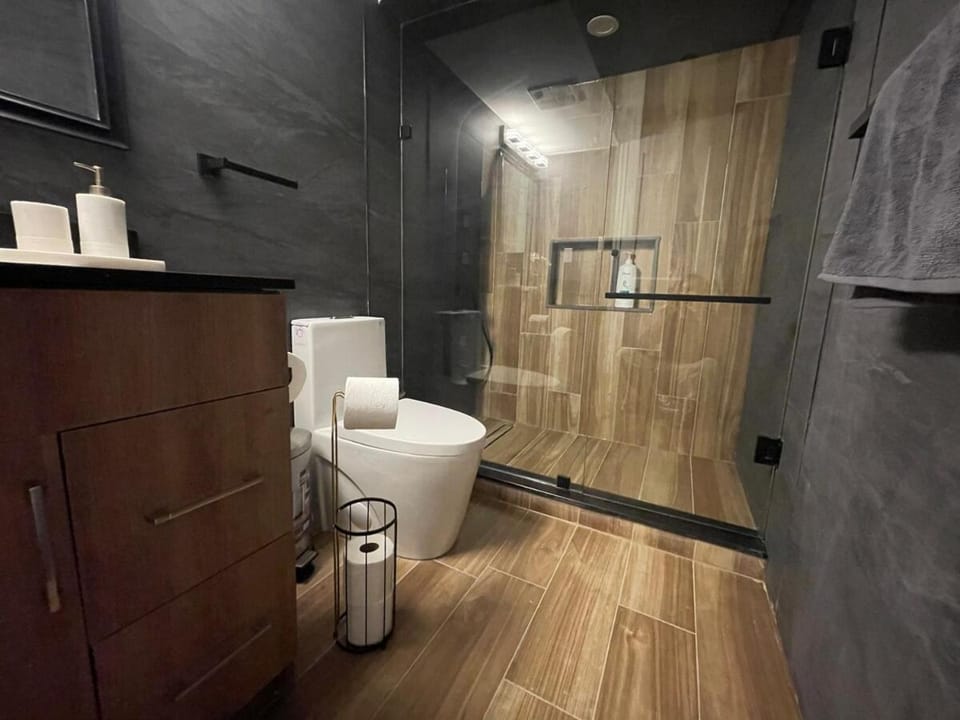 Stylish 2-Bedroom City Approved Basement Apartment Apartment in Milton