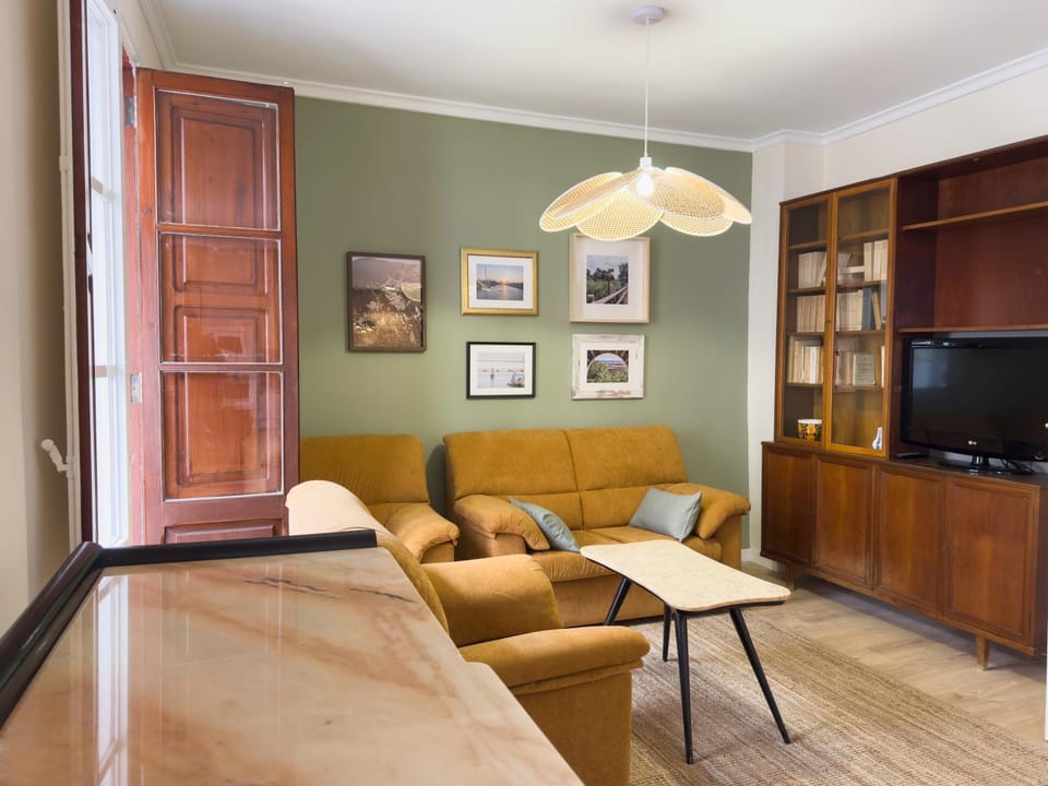 Communal lounge/ TV room, Library, TV and multimedia, Living room