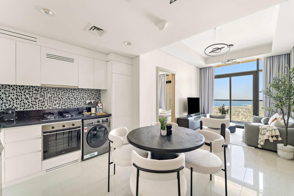 Kitchen or kitchenette, Seating area, Dining area, stove
