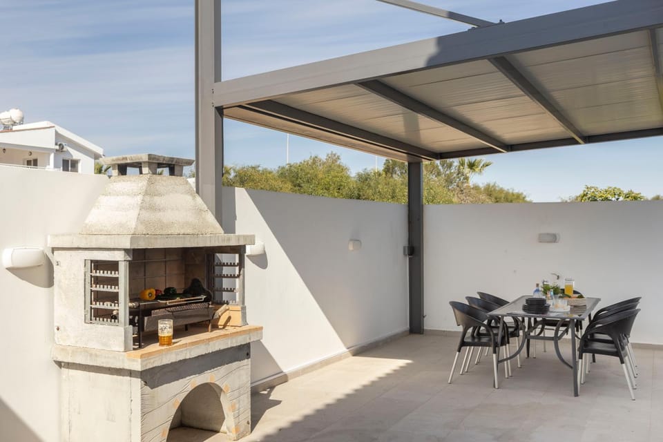 Patio, Day, BBQ facilities, BBQ facilities, Dining area