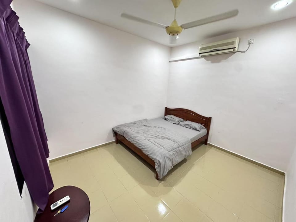 Photo of the whole room, Bedroom, air conditioner