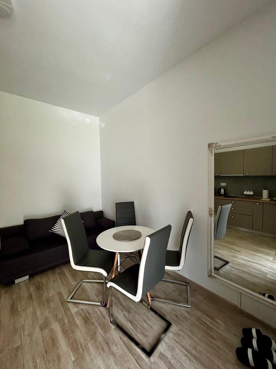 Vera Residence - Free Private Parking & Self Check-In Apartment in Timisoara