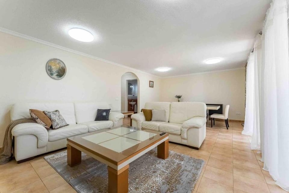 4 Bedroom Villa with Jacuzzi, heated Swimmingpool, front Ocean and view ! Villa in Los Cristianos