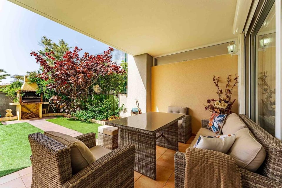 4 Bedroom Villa with Jacuzzi, heated Swimmingpool, front Ocean and view ! Villa in Los Cristianos