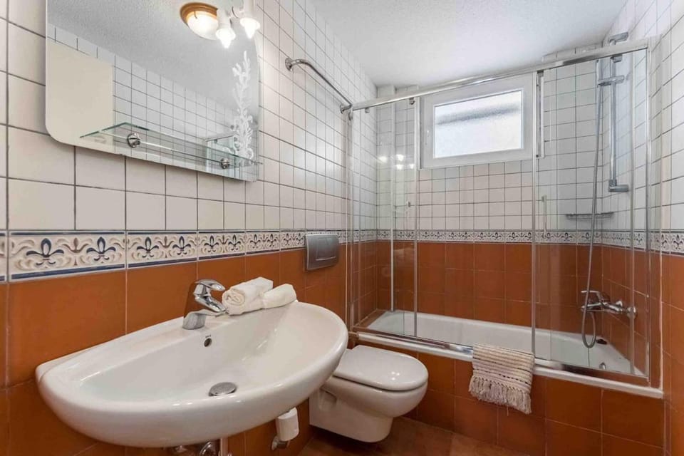 4 Bedroom Villa with Jacuzzi, heated Swimmingpool, front Ocean and view ! Villa in Los Cristianos