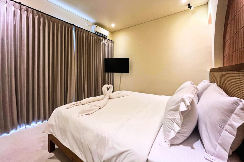 Bed, TV and multimedia, Photo of the whole room, Bedroom, towels
