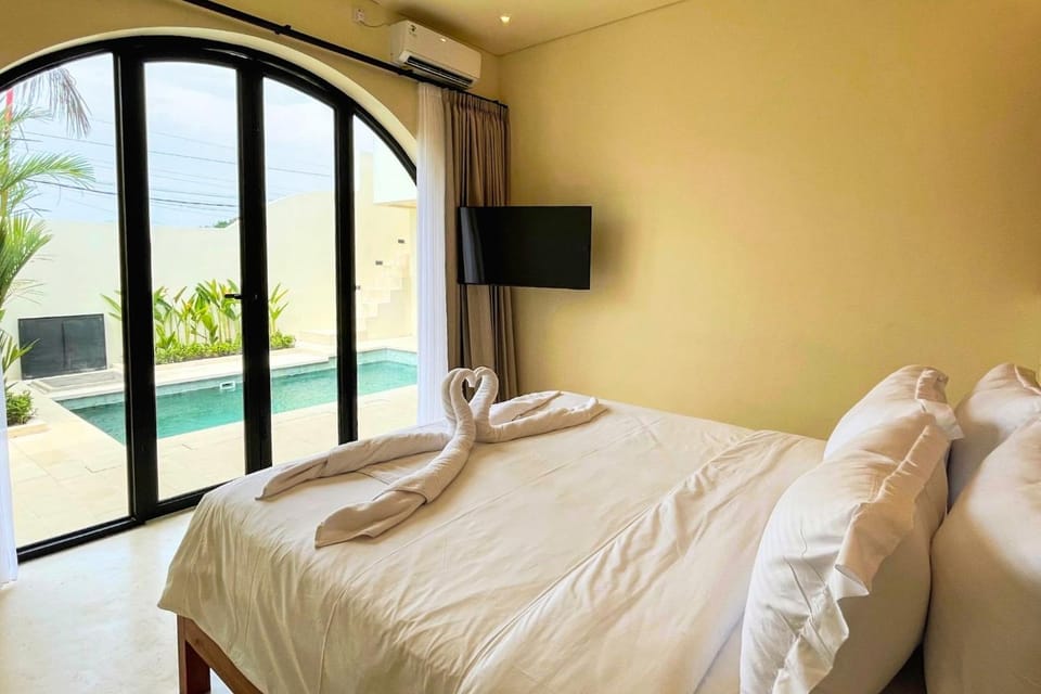 Bed, TV and multimedia, Photo of the whole room, Bedroom, Pool view, Swimming pool, towels, air conditioner