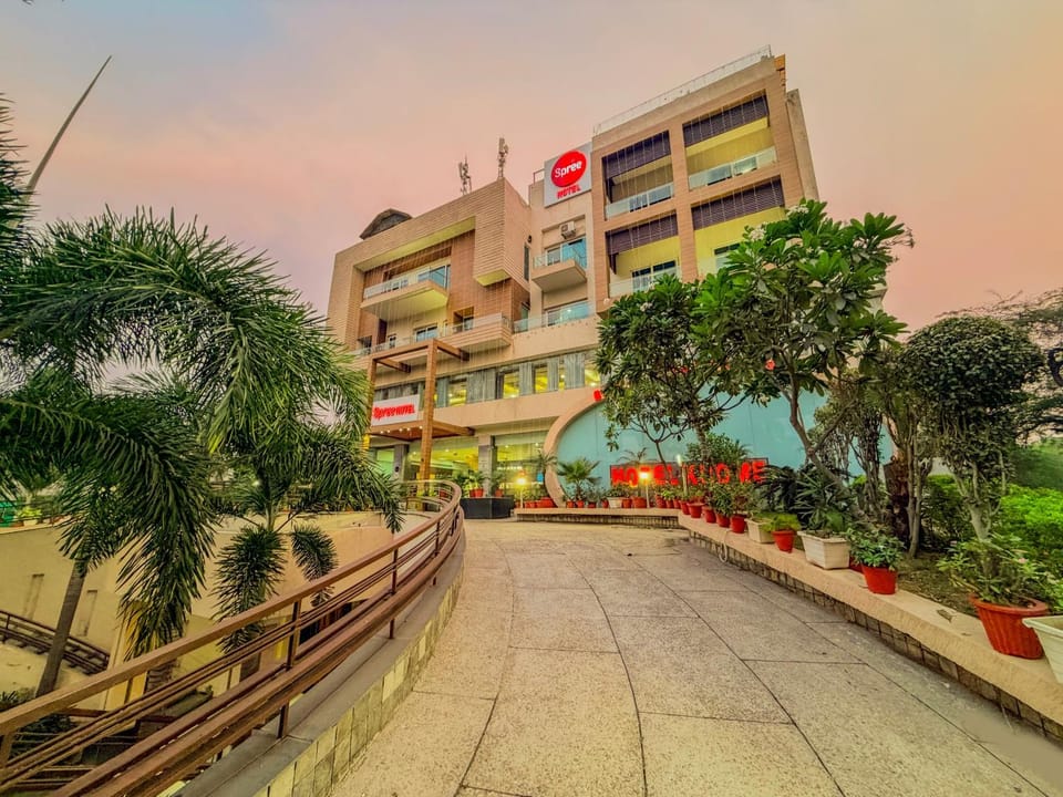 Property building, Facade/entrance, Day