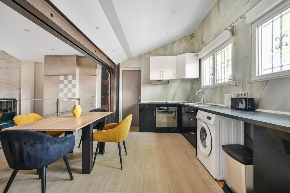 Loft Design avec Baignoire Balnéo Apartment in Paris