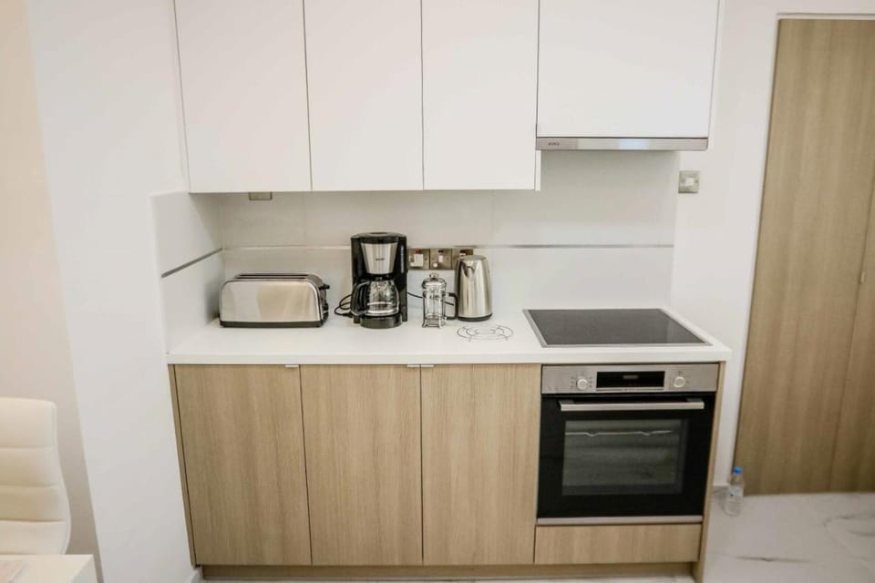 Coffee/tea facilities, Kitchen or kitchenette, stove, toaster