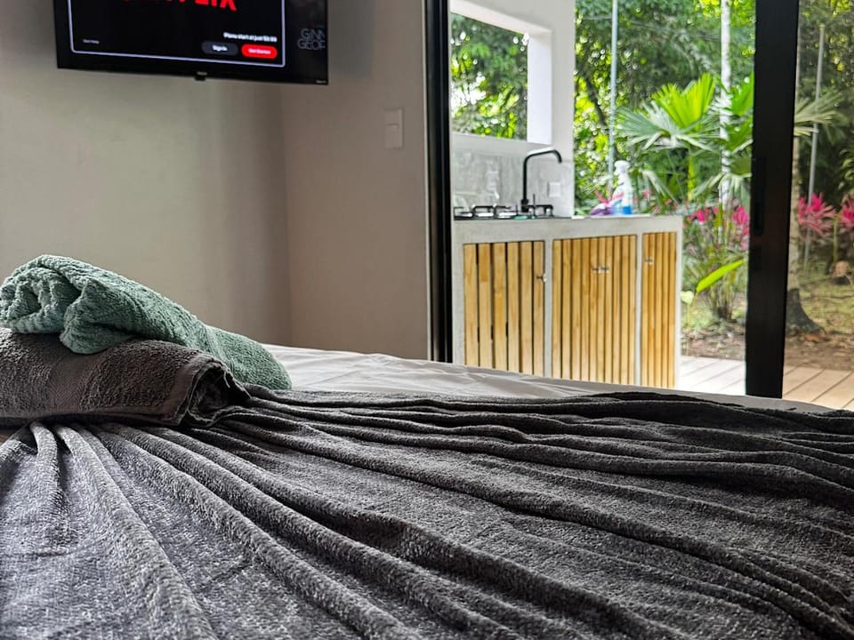 Bed, TV and multimedia, Kitchen or kitchenette, Bedroom, Garden view, towels