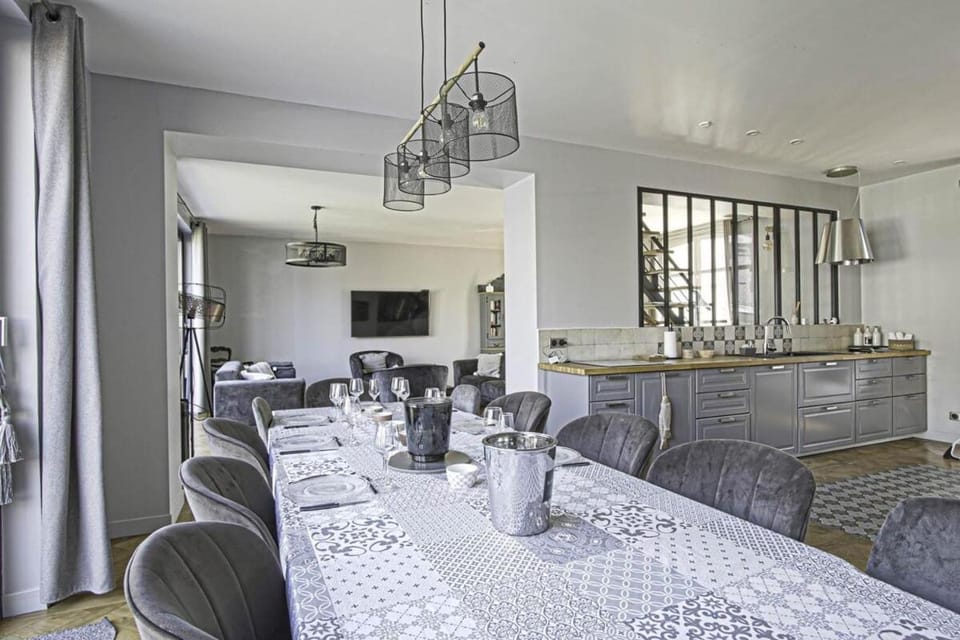 Kitchen or kitchenette, Living room, Seating area, Dining area