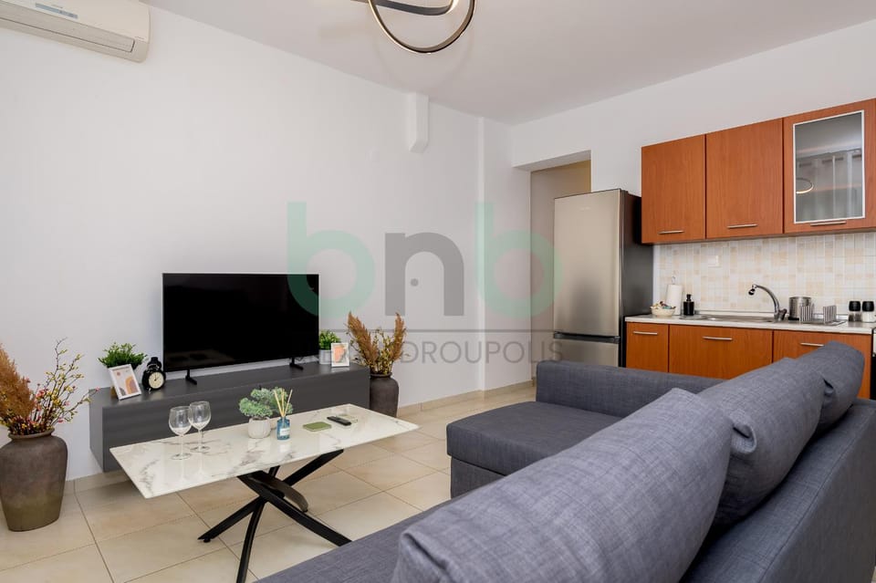 TV and multimedia, Kitchen or kitchenette, Living room, Seating area