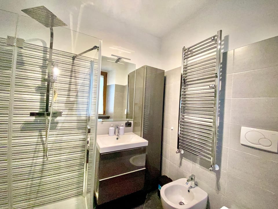 Shower, Toilet, Bathroom, bidet, towels