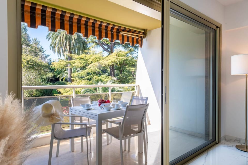View (from property/room), Balcony/Terrace, Dining area