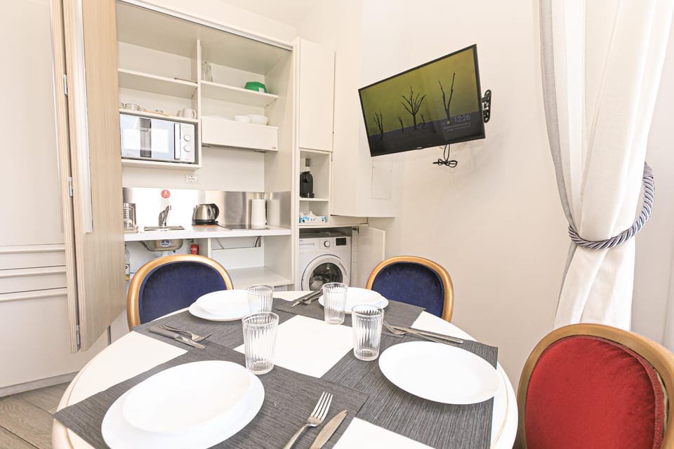 Kitchen or kitchenette, Dining area