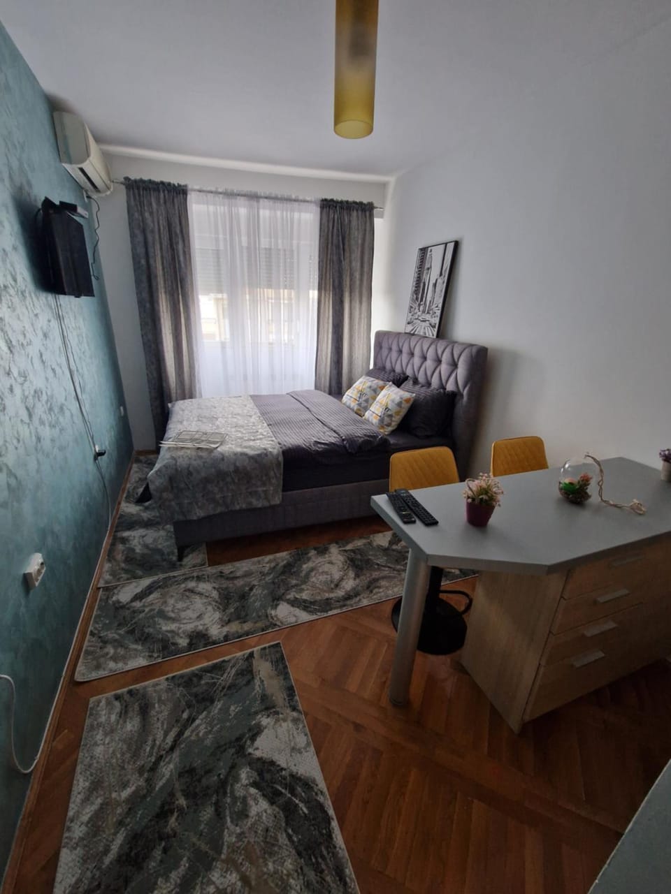Bed, TV and multimedia, Living room, Photo of the whole room, Bedroom