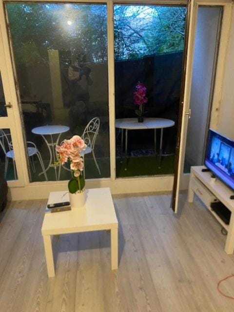 Communal lounge/ TV room, Garden view