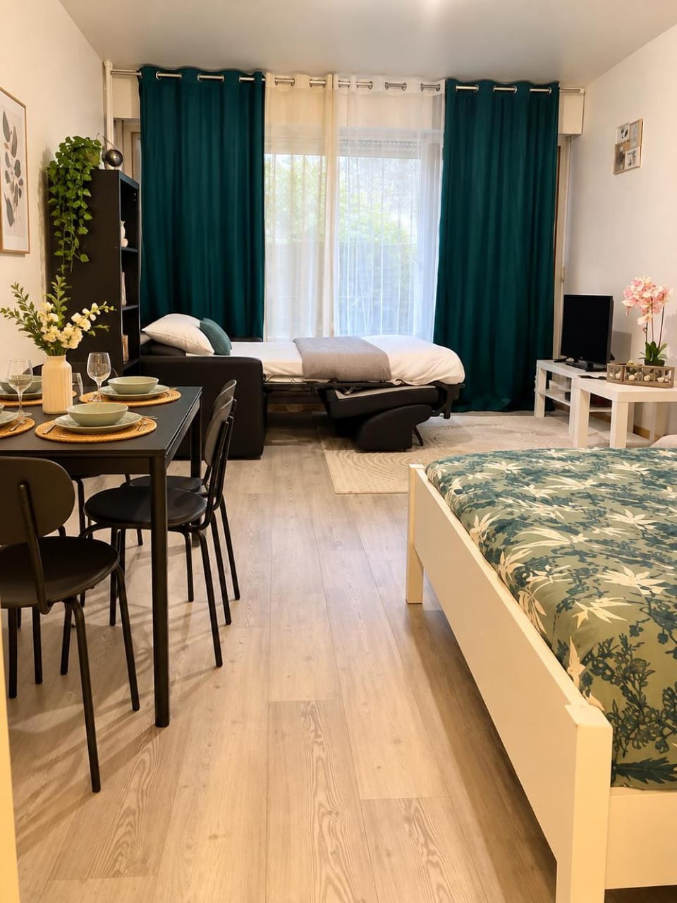 Bed, Living room, Photo of the whole room, Dining area, Bedroom