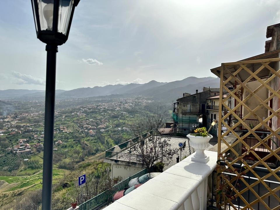 Balcony/Terrace, Mountain view