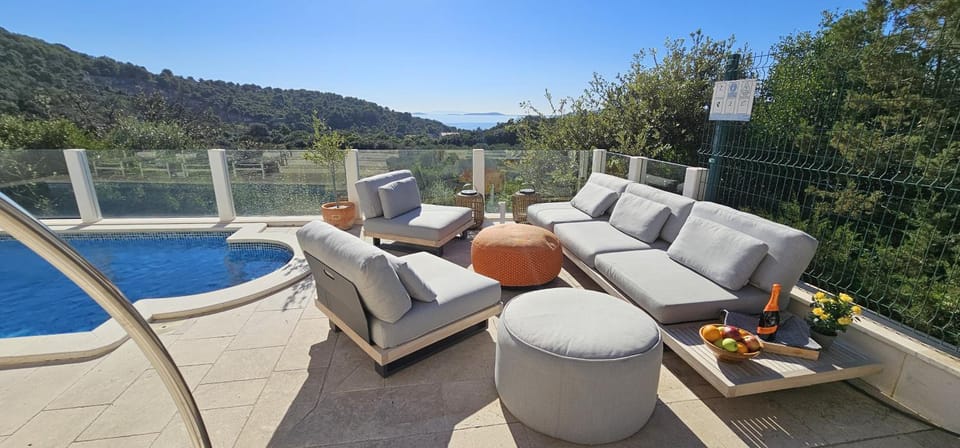 Patio, Natural landscape, View (from property/room), Balcony/Terrace, Seating area, Mountain view, Pool view, Swimming pool, sunbed