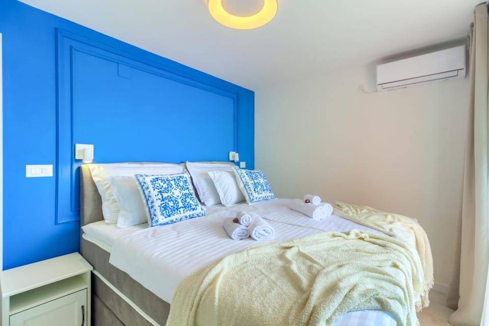 Bed, Photo of the whole room, Bedroom, towels, air conditioner