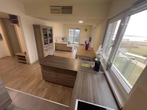 Food close-up, Natural landscape, Garden, View (from property/room), Balcony/Terrace, Living room, Photo of the whole room, Lake view, Mountain view, Sunrise, Sunset, cot, stove, sunbed, kitchen
