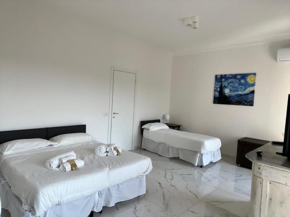 Bed, TV and multimedia, Photo of the whole room, Bedroom, towels