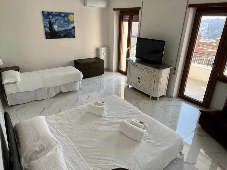 TV and multimedia, Photo of the whole room, Bedroom