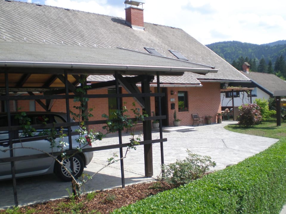 Staff, Facade/entrance, View (from property/room), Balcony/Terrace, Other, Pets, Mountain view