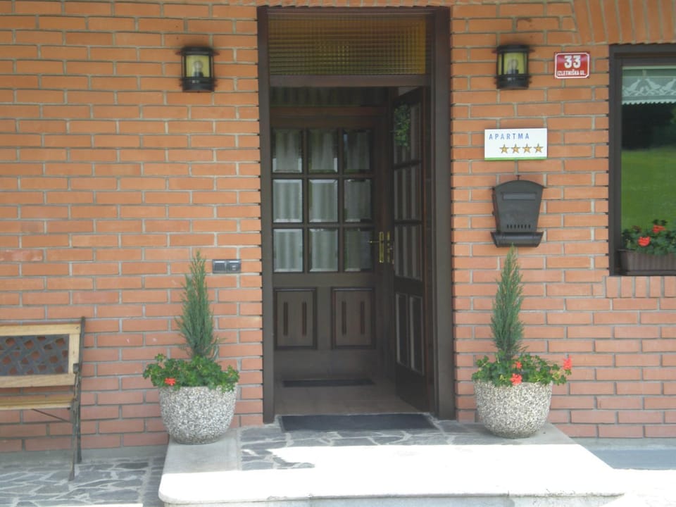 Facade/entrance