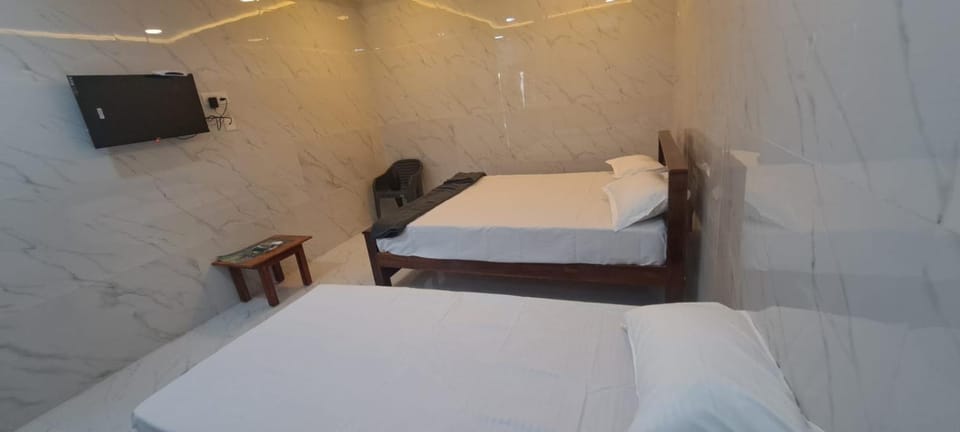 Bed, TV and multimedia, Bedroom