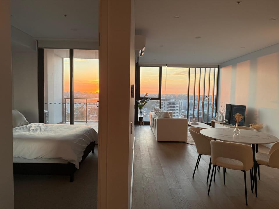 Natural landscape, TV and multimedia, View (from property/room), Balcony/Terrace, Living room, Photo of the whole room, Seating area, Dining area, Sunrise