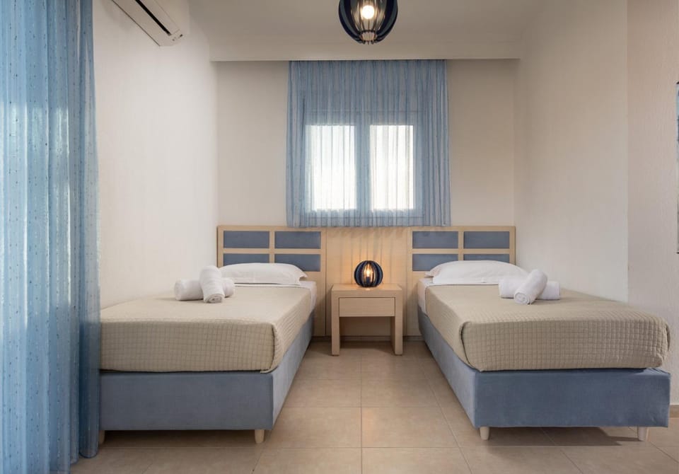 Bed, Bedroom, towels, air conditioner