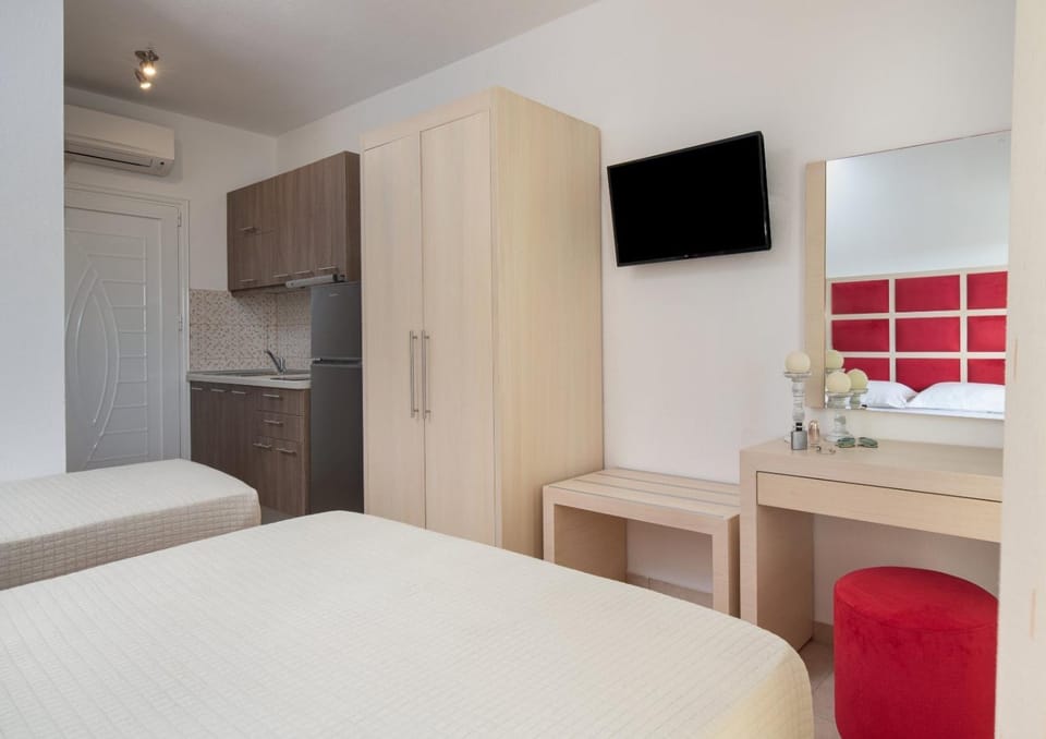 Bed, TV and multimedia, Kitchen or kitchenette, wardrobe, air conditioner
