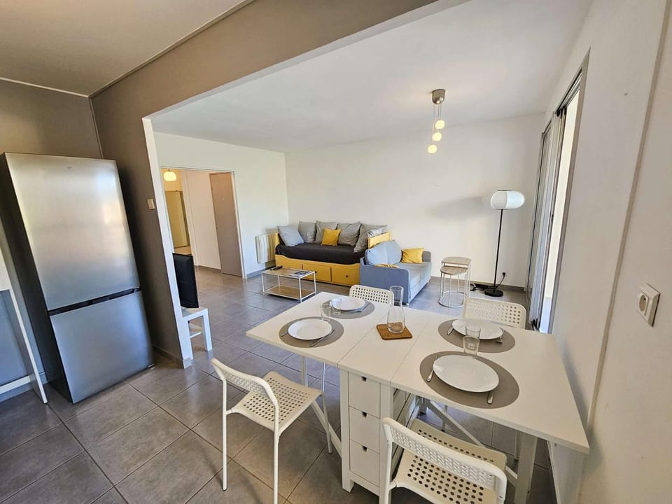 Kitchen or kitchenette, Living room, Seating area, Dining area
