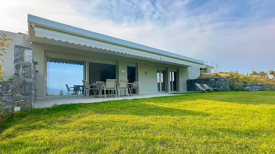 Property building, Patio, Day, Garden, View (from property/room), Garden view, Inner courtyard view