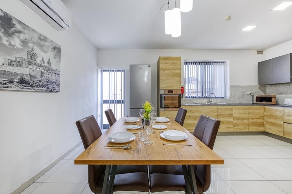 TV and multimedia, Kitchen or kitchenette, Living room, Food and drinks, Seating area, Dining area, Food, minibar, pet friendly, stove, air conditioner