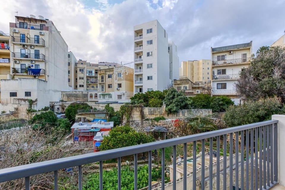 Property building, Spring, Neighbourhood, Garden, City view, Garden view, Pool view, Street view, Swimming pool, Location, Parking