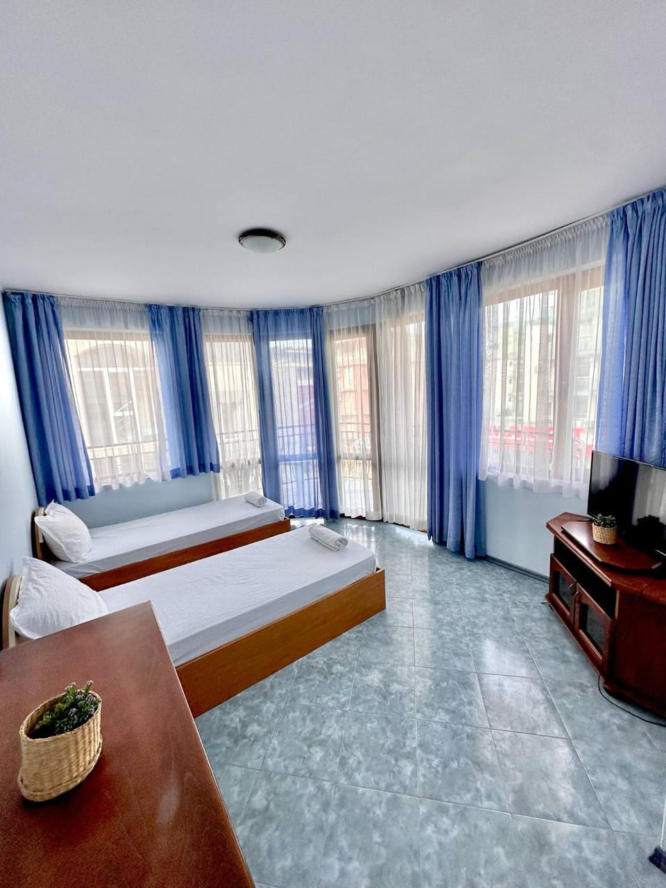 Bed, TV and multimedia, Bedroom