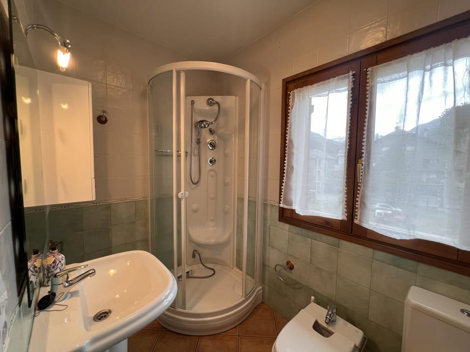 Shower, Toilet, Bathroom, bidet, towels