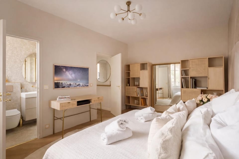 C4 - Eiffel Tower, Studio in a Lively Neighborhood, 2p Apartment hotel in Paris