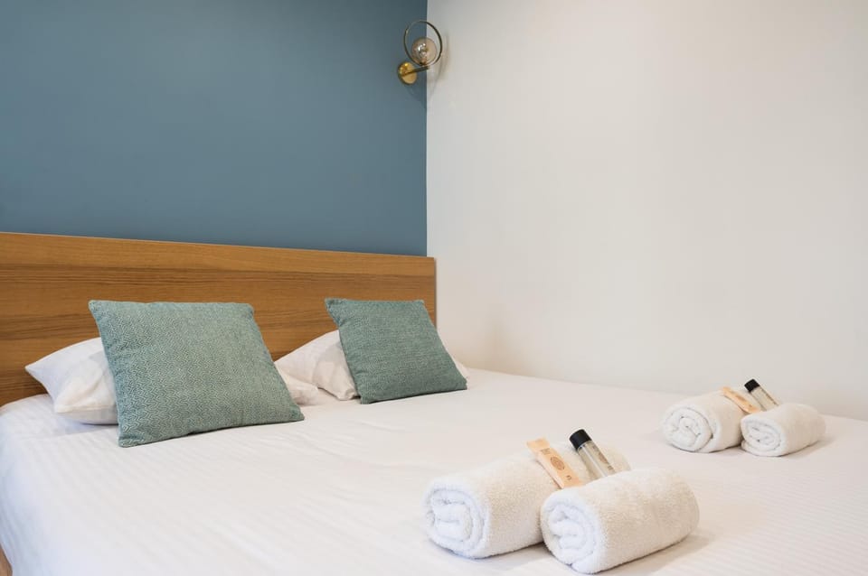 Bed, Photo of the whole room, Bedroom, towels
